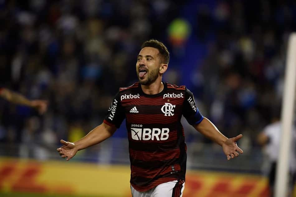 Everton Ribeiro celebra marca histórica pelo Flamengo nas redes sociais; veja vídeo