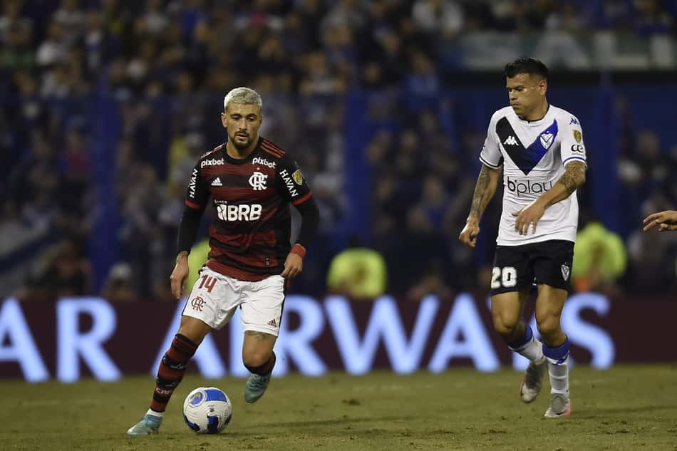 Arrascaeta será reavaliado após sofrer pancada no pé e cãibras em Flamengo x Vélez