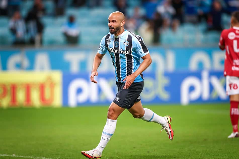 Thaciano elogia trabalho de Roger no Grêmio e projeta sequência sob comando de Renato Gaúcho