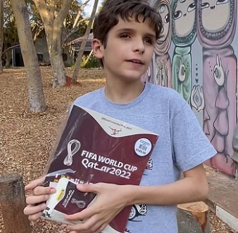 Menino cego adapta álbum da Copa do Mundo para o Braile e fica famoso no Qatar
