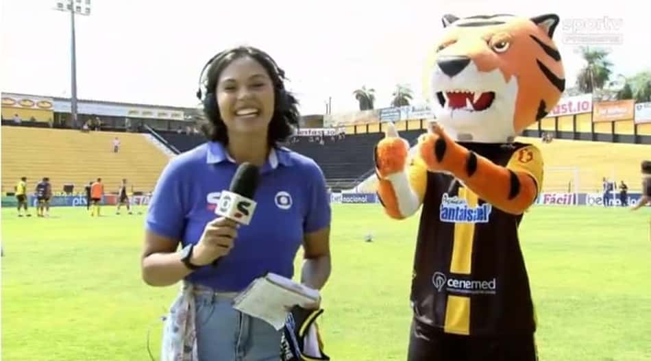Mascote interrompe transmissão, parabeniza repórter do SporTV e dá camisa de presente
