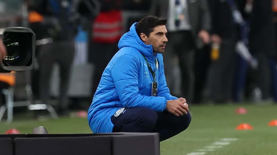 Abel Ferreira faz mistério sobre substituto de Veiga no Palmeiras e ressalta confiança em Merentiel
