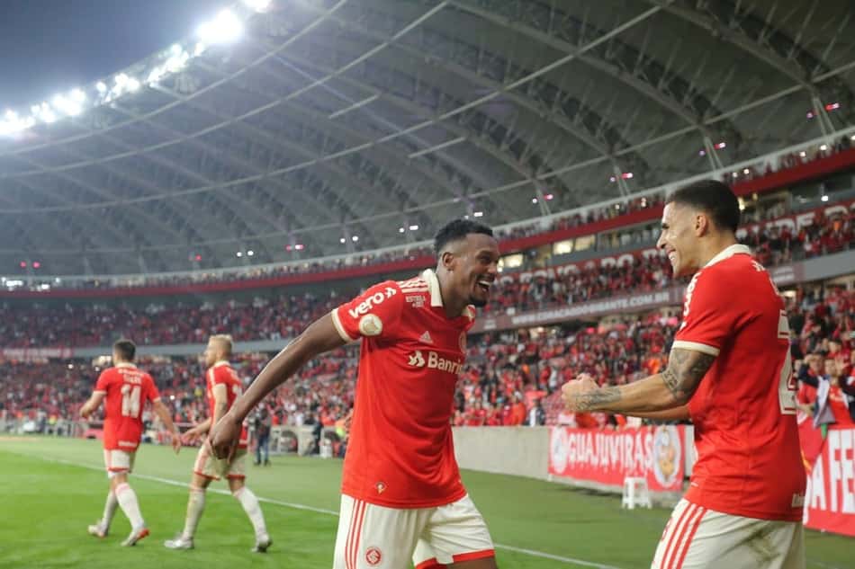 Corinthians e Internacional promovem 'festival de ex' em encontro pelo Brasileirão
