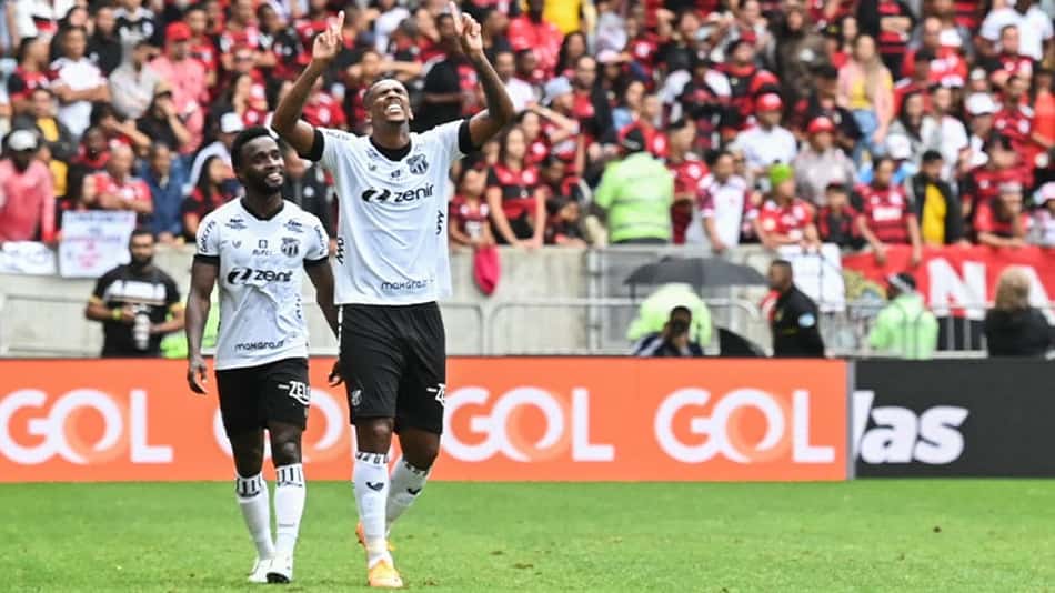 Influenciadora relata atraso de pensão do atacante Jô e entra na justiça contra jogador