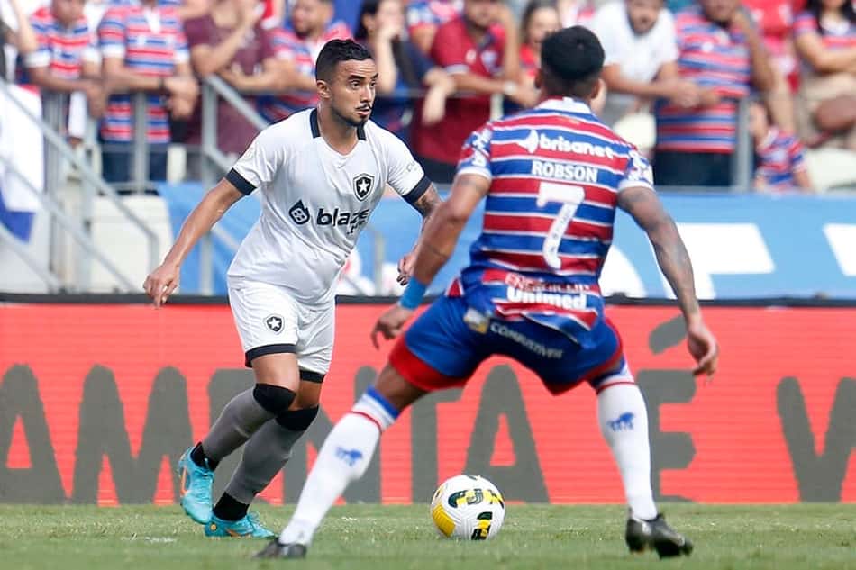 Cirurgia de Rafael é realizada com sucesso, e lateral do Botafogo inicia recuperação