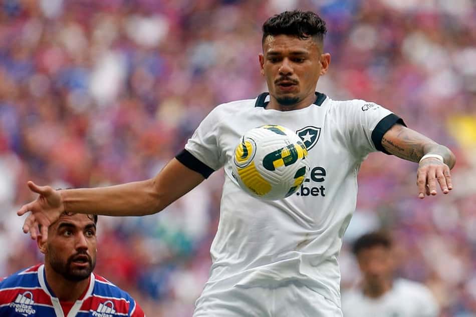 Tiquinho Soares é participativo em estreia pelo Botafogo mesmo sem gol