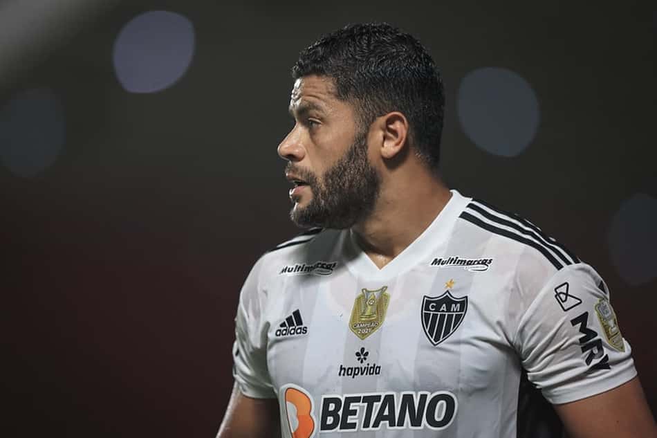 Hulk sente fisgada na panturrilha e será reavaliado no Atlético-MG