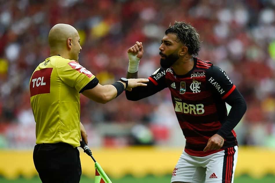 Em rede social, Gabigol rebate crítica por excesso de cartões pelo Flamengo