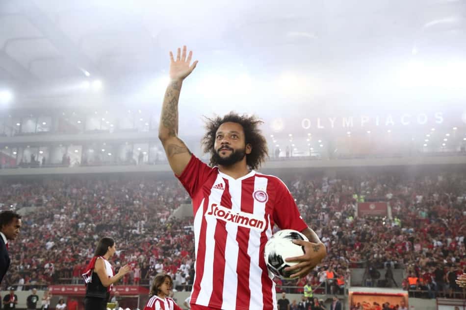 Diante de 25 mil torcedores, Marcelo recebe a camisa 12 do Olympiacos e é apresentado com festa; assista