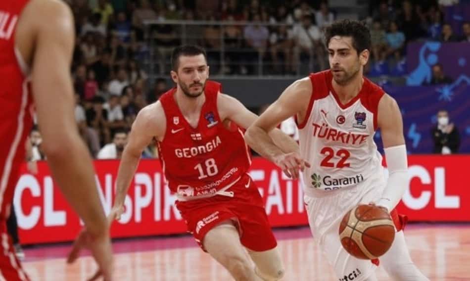 Cenas bizarras no EuroBasket: Jogador do 76ers é agredido por rivais