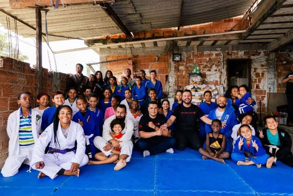 Empresário se une a faixa-preta de Renzo Gracie e faz doações a crianças carentes de projeto social de Jiu-Jitsu
