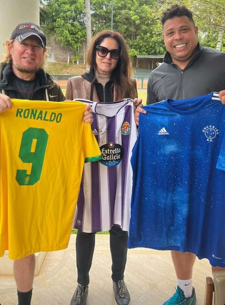 Ronaldo entrega camisa do Cruzeiro para guitarrista do Iron Maiden
