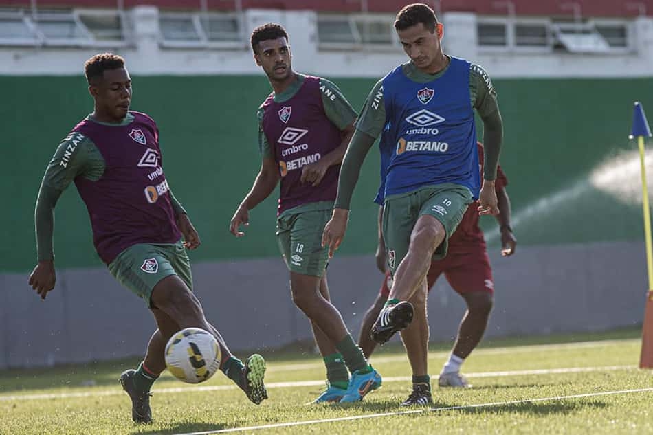 Alan faz treino com grupo e aguarda comissão de Diniz por reestreia no Fluminense