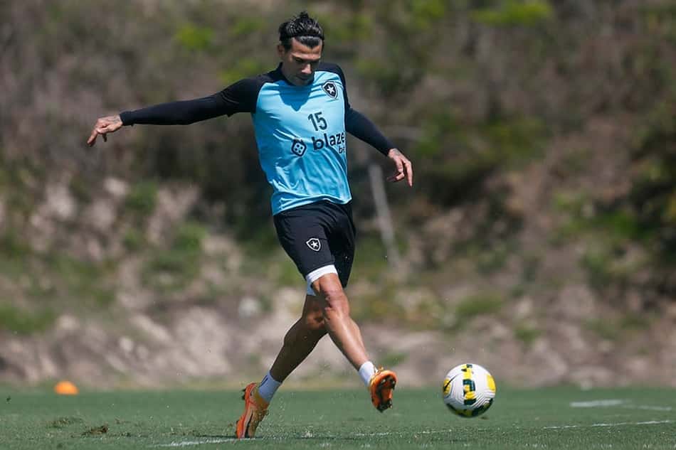 Víctor Cuesta sem máscara é novidade na reapresentação do Botafogo