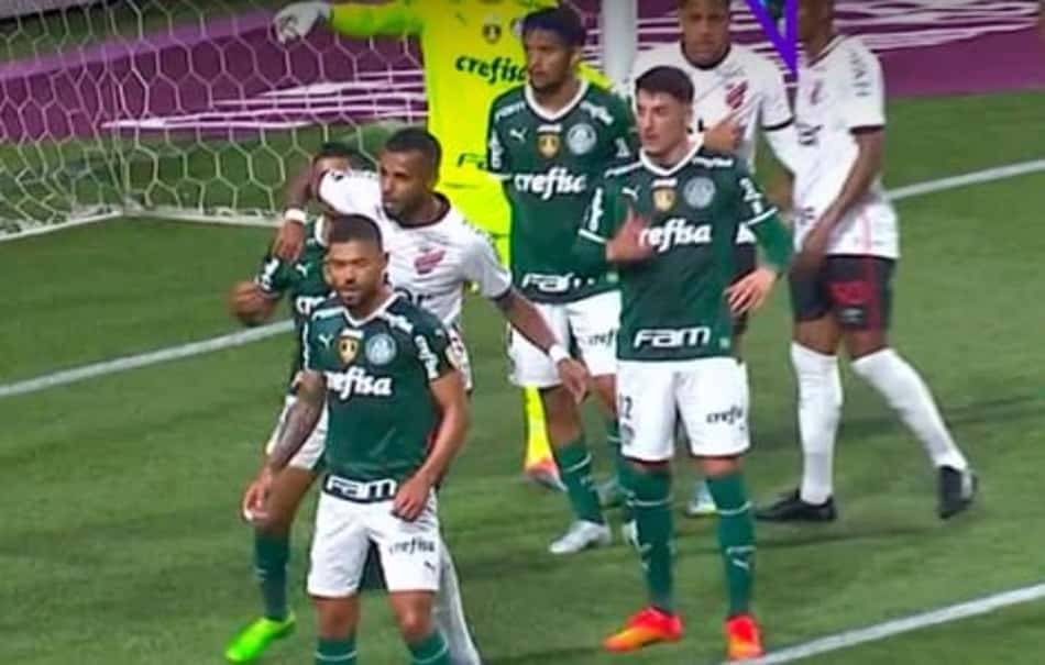 Mauro Cezar não vê agressão em lance polêmico de Palmeiras x Athletico: 'Empurrãozinho'