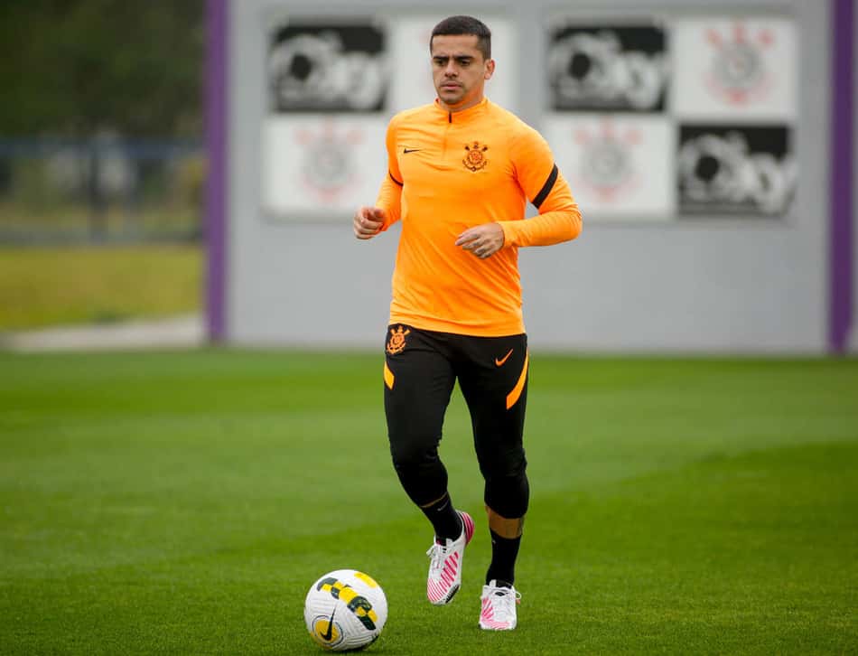 Fagner e Renato Augusto trabalham com bola, e Corinthians segue preparação para o Majestoso