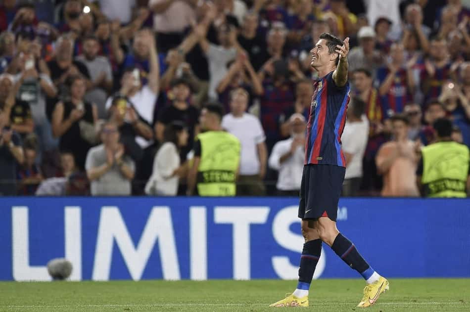 Lewandowski dá show com hat-trick, e Barcelona goleia em estreia na Champions