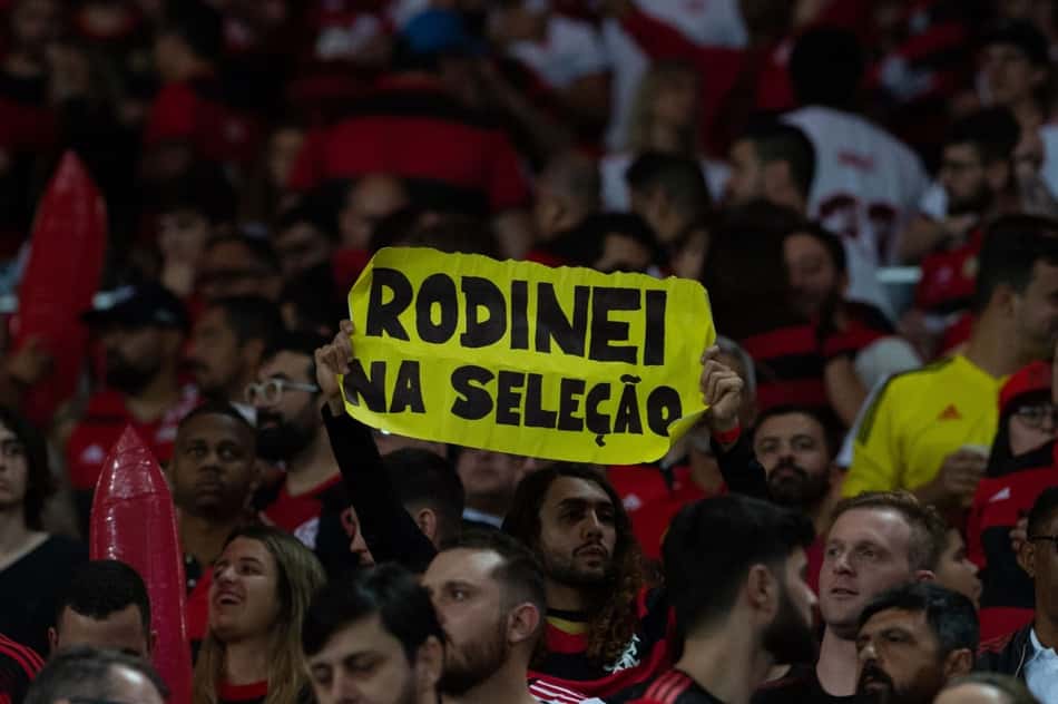 Festa da torcida do Flamengo em classificação tem pedidos de Rodinei na Seleção e canto de 'vamos pro tri'