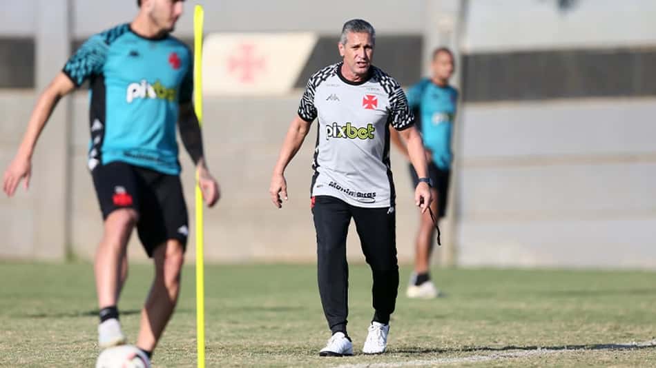 Jorginho dá indícios de como pode montar o time do Vasco