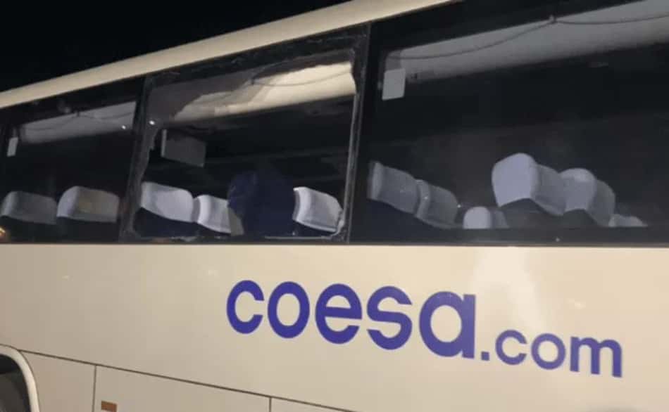 Ônibus da torcida do Velez foi apedrejado no Maracanã
