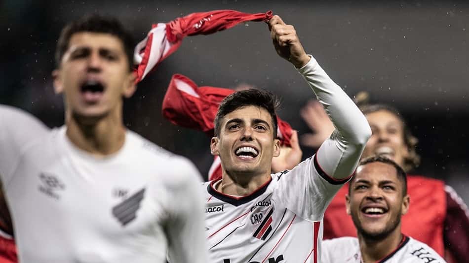 Léo Cittadini chega a dez decisões pelo Athletico-PR e celebra: 'Orgulho'