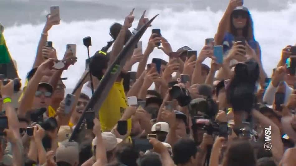 Filipe Toledo conquista WSL pela primeira vez e mantém 'dinastia' brasileira no surfe mundial