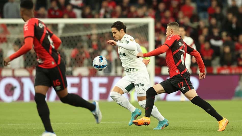 Raphael Veiga faz novos exames e pode passar por cirurgia no Palmeiras