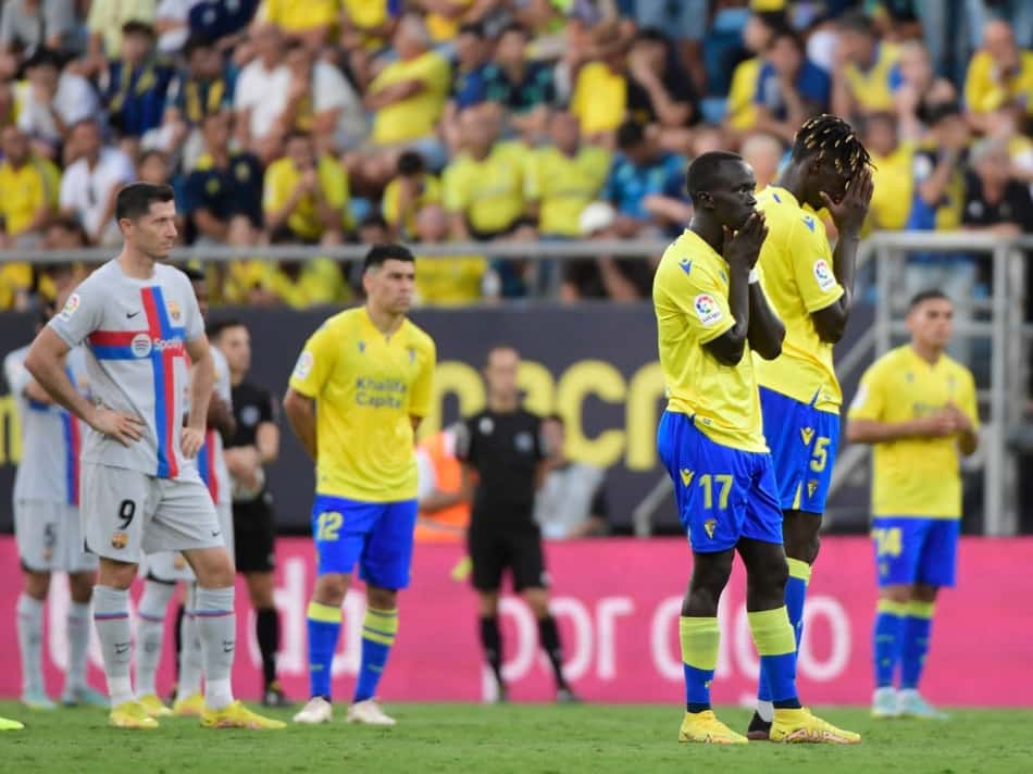 Torcedor passa mal na arquibancada, e jogo entre Cádiz e Barcelona é interrompido no fim