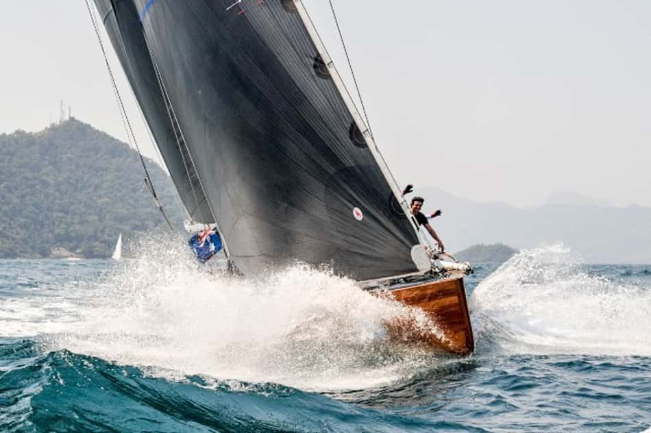 Histórico barco de bandeira australiana vence regata do Colégio Naval durante a Semana de Vela de Angra dos Reis
