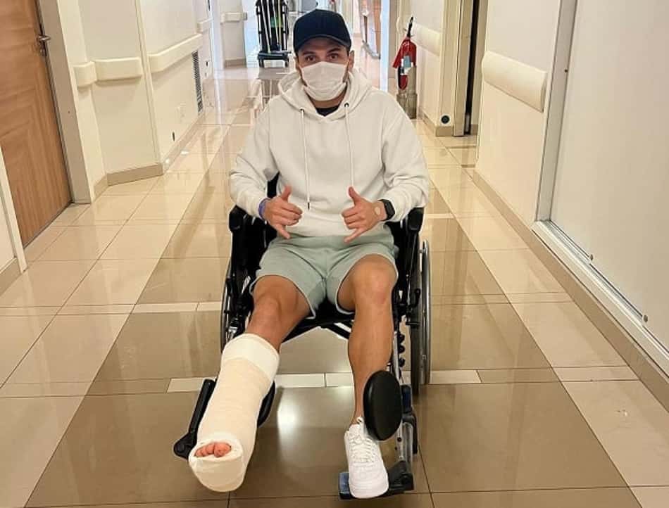 Desfalque no Palmeiras, Veiga posta foto com a perna engessada e avisa: 'Estarei na arquibancada'
