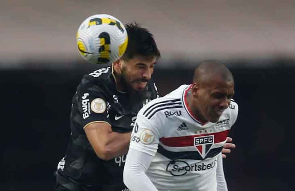 Em tarde fria, São Paulo e Corinthians fazem jogo quente e empatam pelo Brasileirão