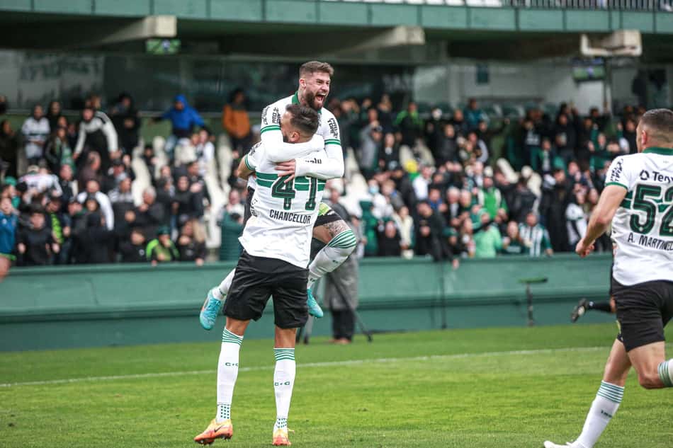 Na luta contra o Z4, Coritiba domina e bate Atlético-GO pelo Brasileirão