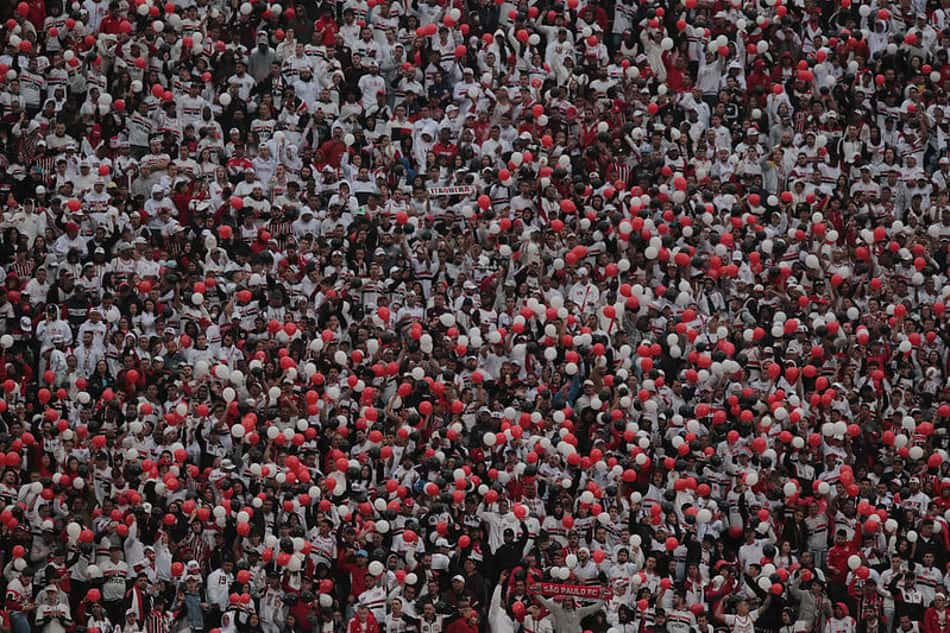 Torcedores do São Paulo brigam após criança comemorar gol em Majestoso