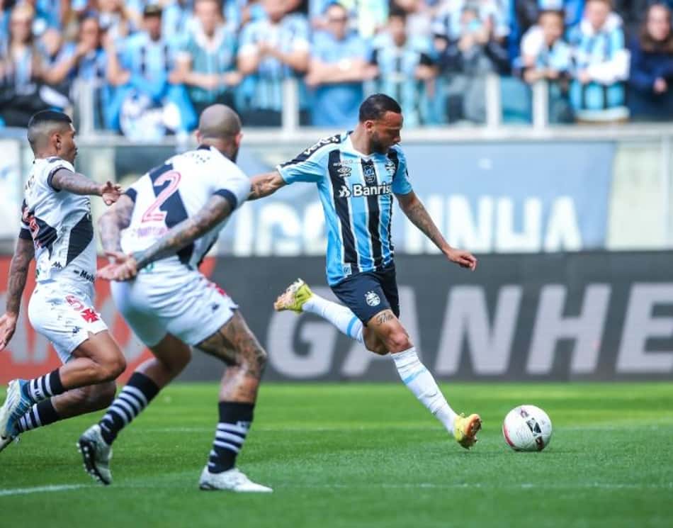 Guilherme enaltece torcida no Grêmio e fala em 'atmosfera diferente' com Renato