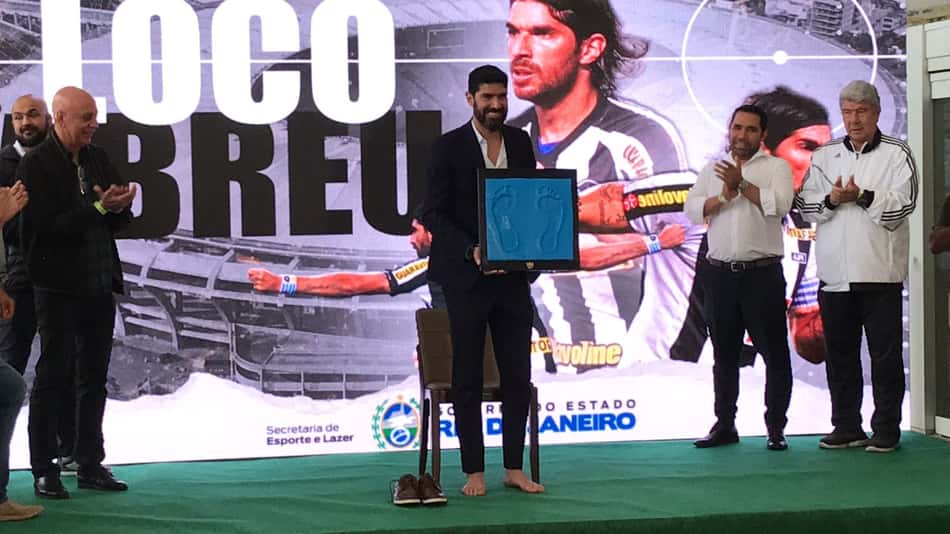 Ídolo do Botafogo, Loco Abreu coloca os pés na Calçada da Fama do Maracanã