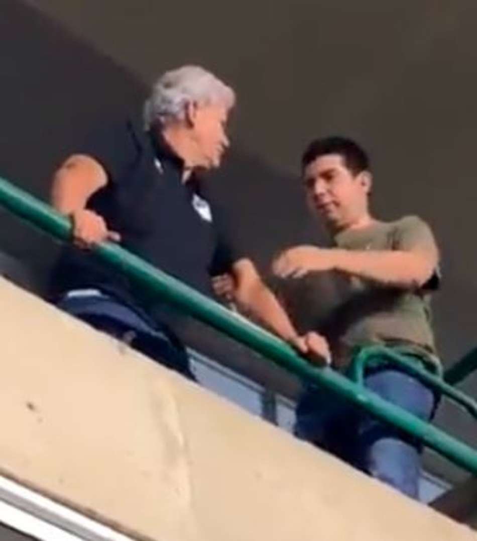 Presidente de clube perde a cabeça e faz gesto obscenos aos torcedores; assista