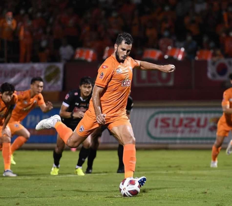 Victor Cardozo vibra com boa média de gols no futebol tailandês