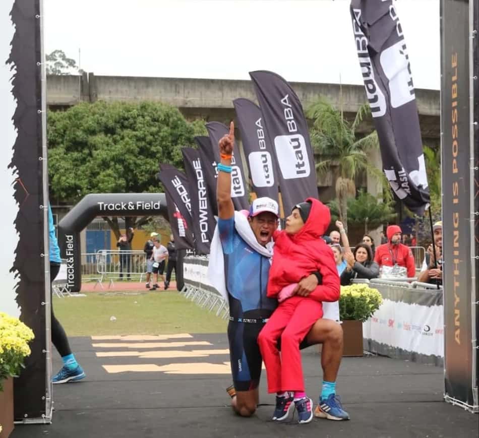 Emocionante: Triatleta finaliza meio ironman levando filha com deficiência durante todo o trajeto