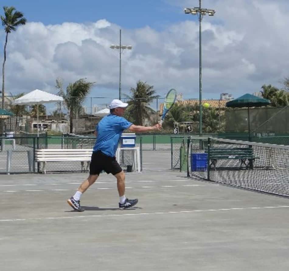 Roger Guedes estreia com vitória no ITF Seniors de Salvador