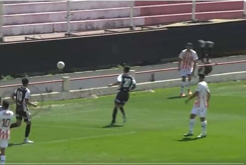 Assustador! Jogador cai em fosso do estádio após jogada; assista