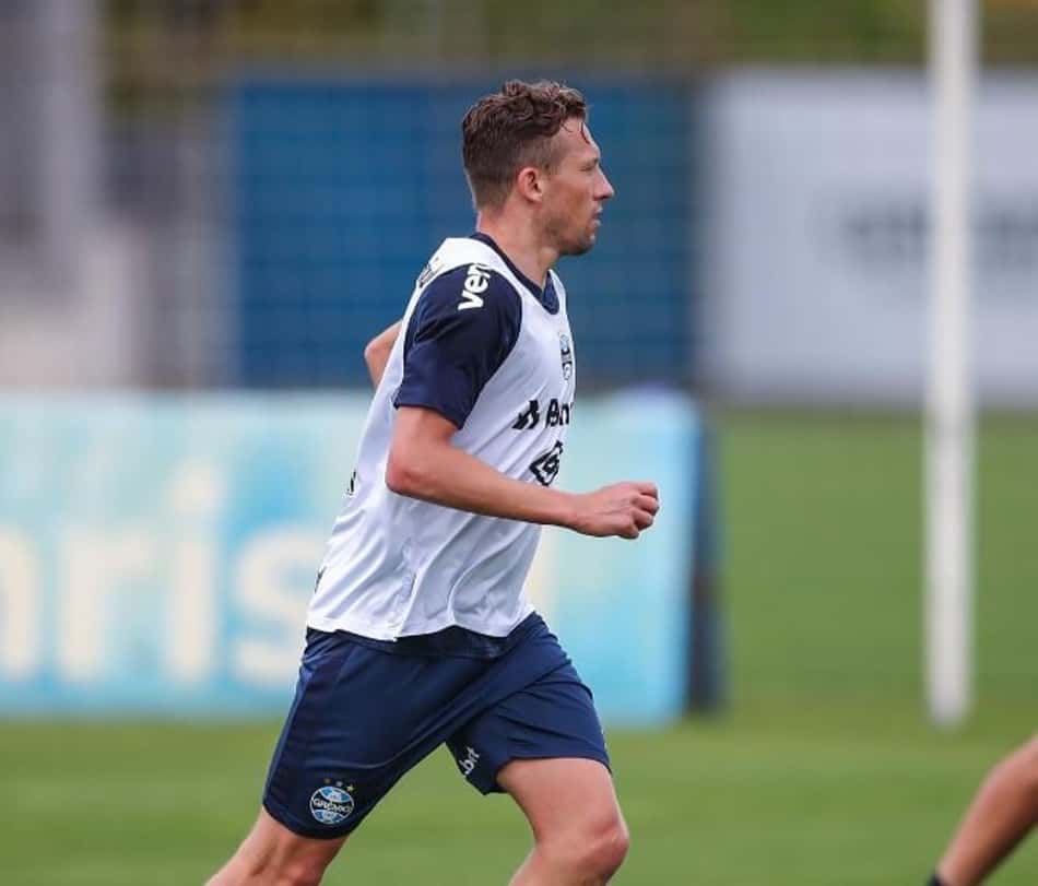 Lucas Leiva exalta acesso para a Série A: 'Feliz em ajudar o Grêmio'