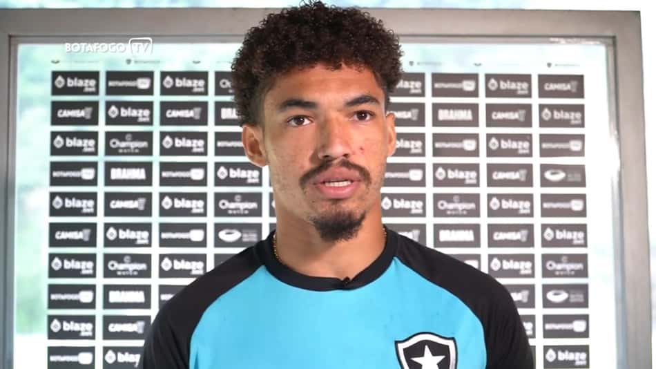 Adryelson analisa chegada ao Botafogo, destaca 'parceria' com Cuesta e exalta apoio da torcida