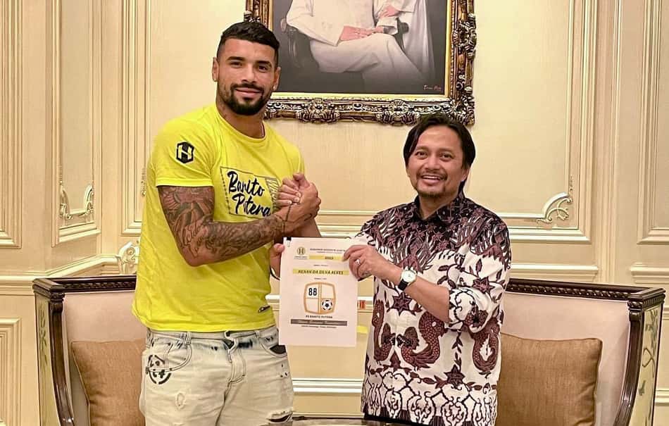 Zagueiro Renan Alves renova com o Barito Putera, da Indonésia, até 2024: 'Estou feliz'