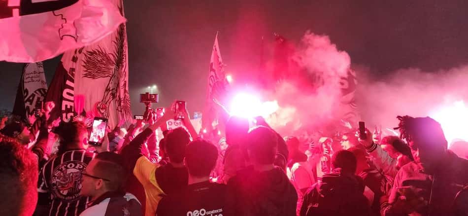 VÍDEO: Torcida do Corinthians faz festa para recepcionar o time antes de 'decisão' na Copa do Brasil