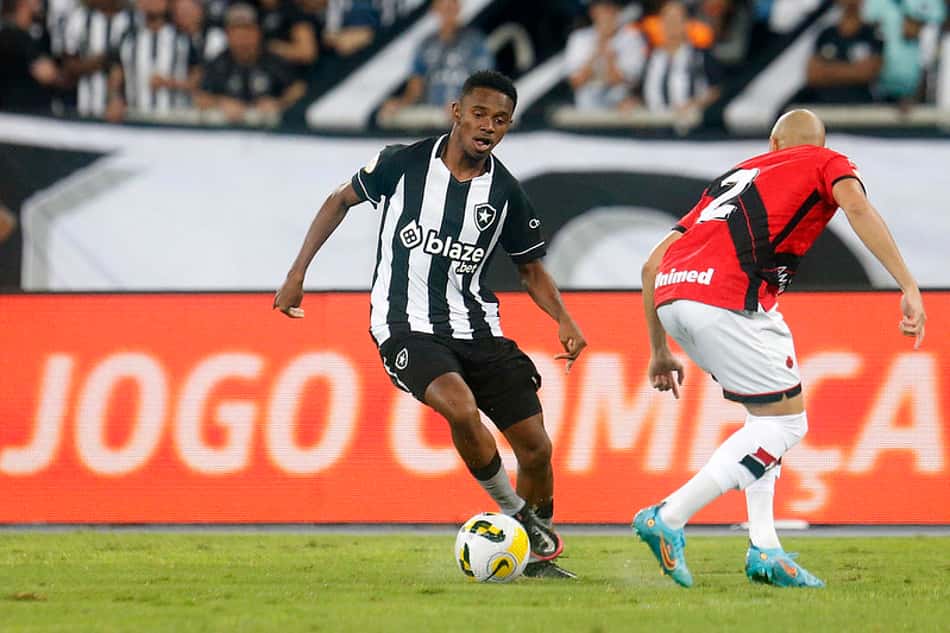 Jeffinho, do Botafogo, se torna um dos melhores dribladores do Brasileirão