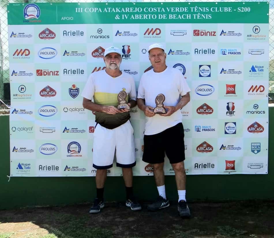 Roger Guedes à direita de branco com o troféu em Salvador
