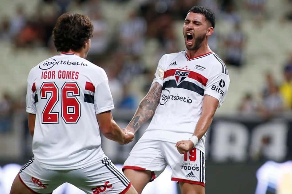 Nascimento do filho e falta de jogos motivaram pedido de Bustos para deixar o São Paulo