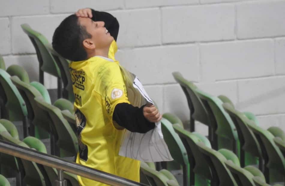 Garoto leva cartaz criativo para o jogo entre América-MG e Corinthians e ganha presente de Cássio