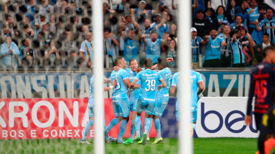 Grêmio 'seca' o Bahia para ficar na vice-liderança da Série B