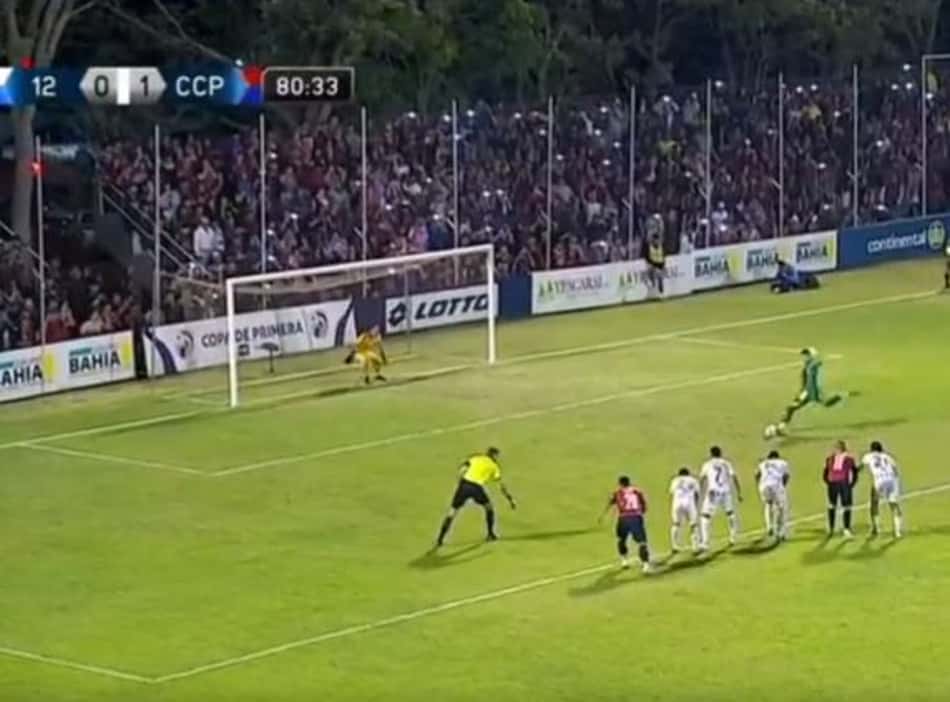 Ex-São Paulo, goleiro Jean Fernandes desperdiça pênalti no Paraguai; assista